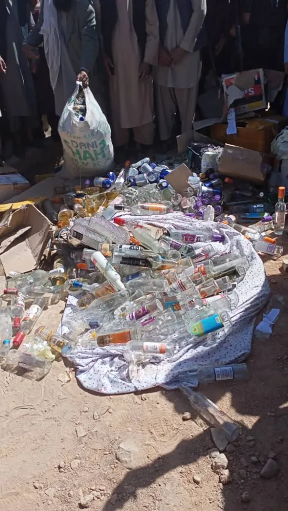 "Taliban" qubernatorun evində külli miqdarda spirtli içki aşkarladı - FOTO