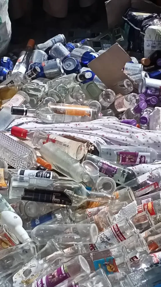 "Taliban" qubernatorun evində külli miqdarda spirtli içki aşkarladı - FOTO