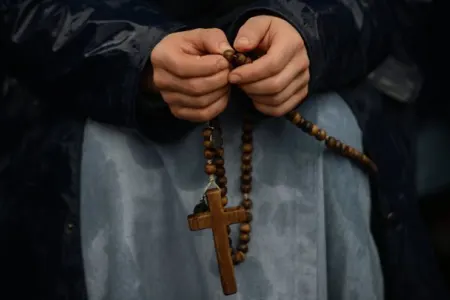 Uşaqlara seksual hərəkətlər edən və spirtli içki içirən keşiş - həbs olundu