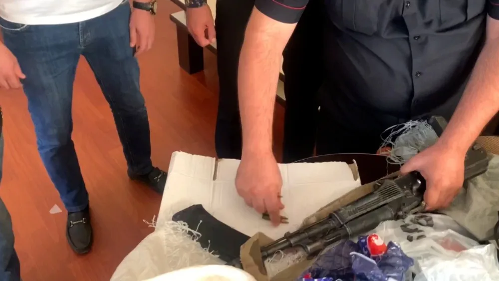 Bakıda əvvəllər məhkum olunmuş şəxsdən “Kalaşnikov” aşkar edildi - Video/Foto
