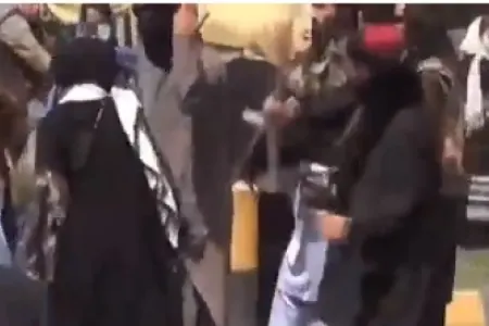 "Taliban" üzvləri Kabildə mitinqə qatılan qadınları döydü - VİDEO