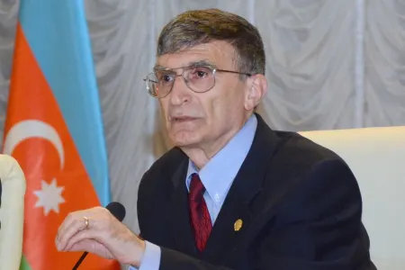 Prezident Əziz Səncəri təltif etdi