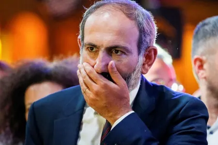 "Xalq düşmənı", "Qorxaq" - Paşinyana ad verildi