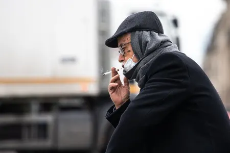 Siqaret çəkənlər koronavirusa daha az yoluxur, amma...