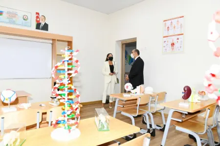 Mehriban Əliyeva Binədə yeni inşa edilən məktəbdə - FOTOLAR