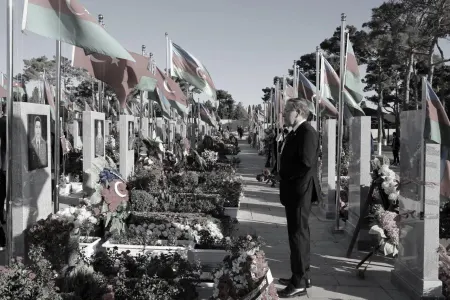 ABŞ səfiri Vətən müharibəsi şəhidlərinin xatirəsini yad etdi - FOTO