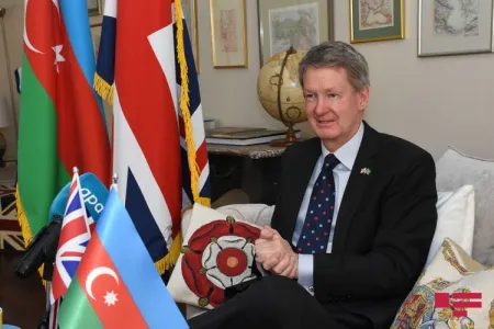 Böyük Britaniyanın Azərbaycandakı səfiri şəhidlərin xatirəsini yad etdi - FOTO