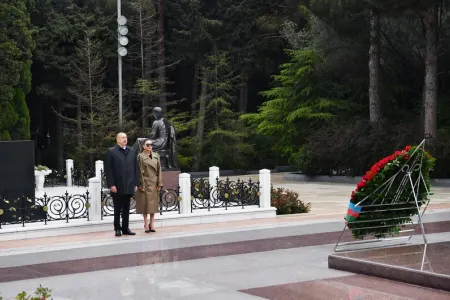 İlham Əliyev ulu öndər Heydər Əliyevin məzarını ziyarət etdi