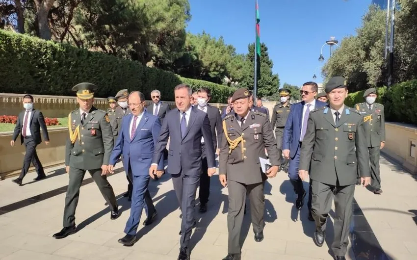 Türkiyəli nazir müavini Şəhidlər Xiyabanında oldu - FOTO