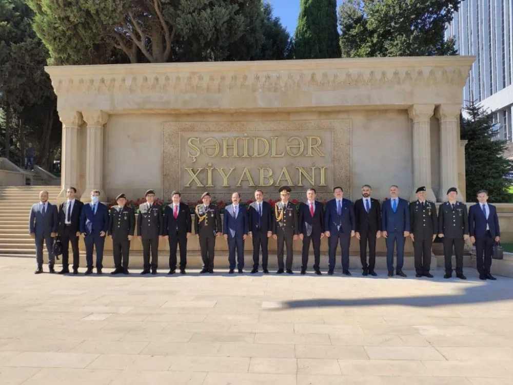 Türkiyəli nazir müavini Şəhidlər Xiyabanında oldu - FOTO