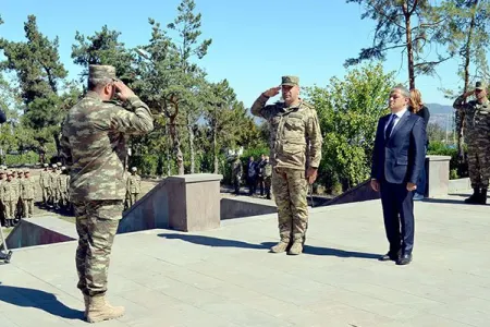 Mais Bərxudarov Şuşanın Bayraq meydanında Azərbaycan bayrağı qaldırdı - Video