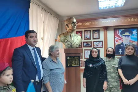 Oğlunun büstünü görən şəhid anası: - "Arzularımı özünlə apardın..." - VİDEO