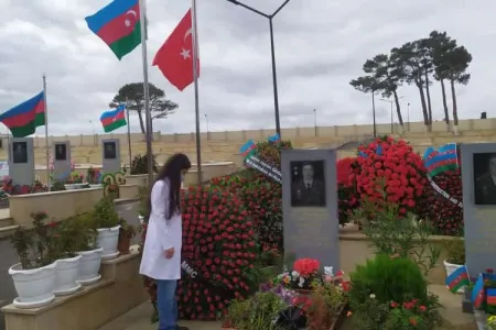 Polad Həşimovun qızı ilk dərs günü atasının məzarını - ZİYARƏT ETDİ - FOTO/VİDEO