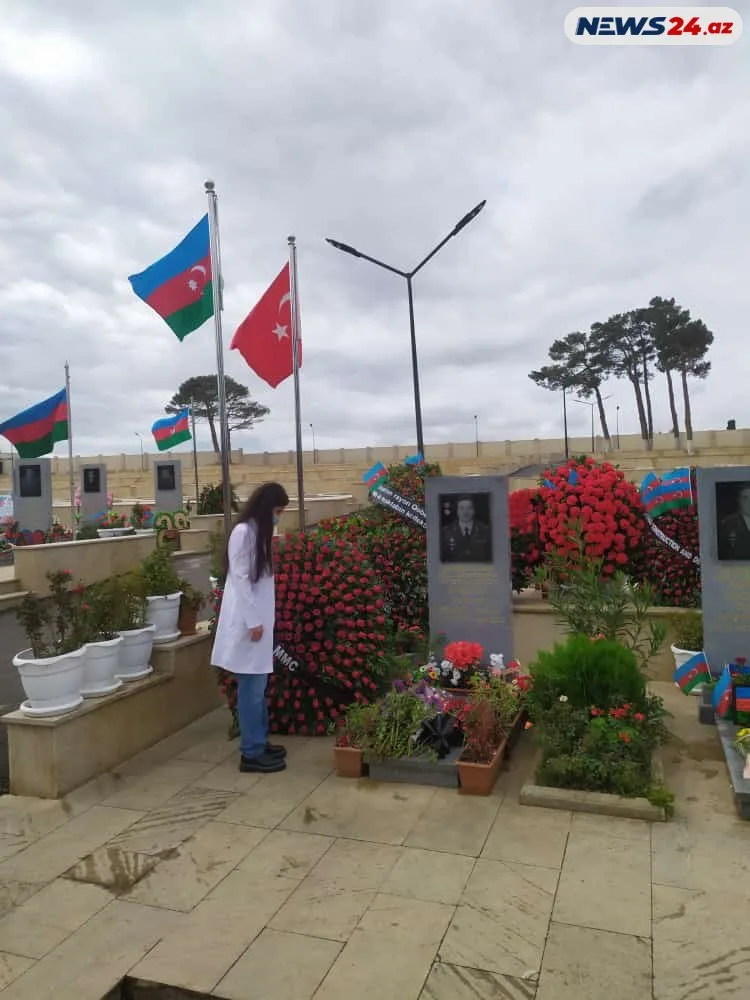 Polad Həşimovun qızı ilk dərs günü atasının məzarını - ZİYARƏT ETDİ - FOTO/VİDEO