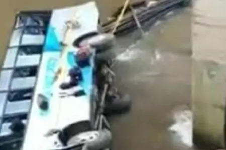 Hindistanda avtobus uçurumdan aşdı - Çox sayda ölü və yaralı var
