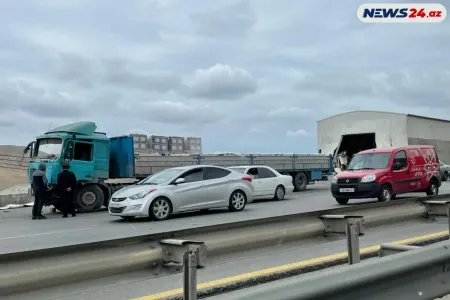 Badamdarda "KamAZ" avtoyuma məntəqəsinə çırpıldı - FOTO/VİDEO