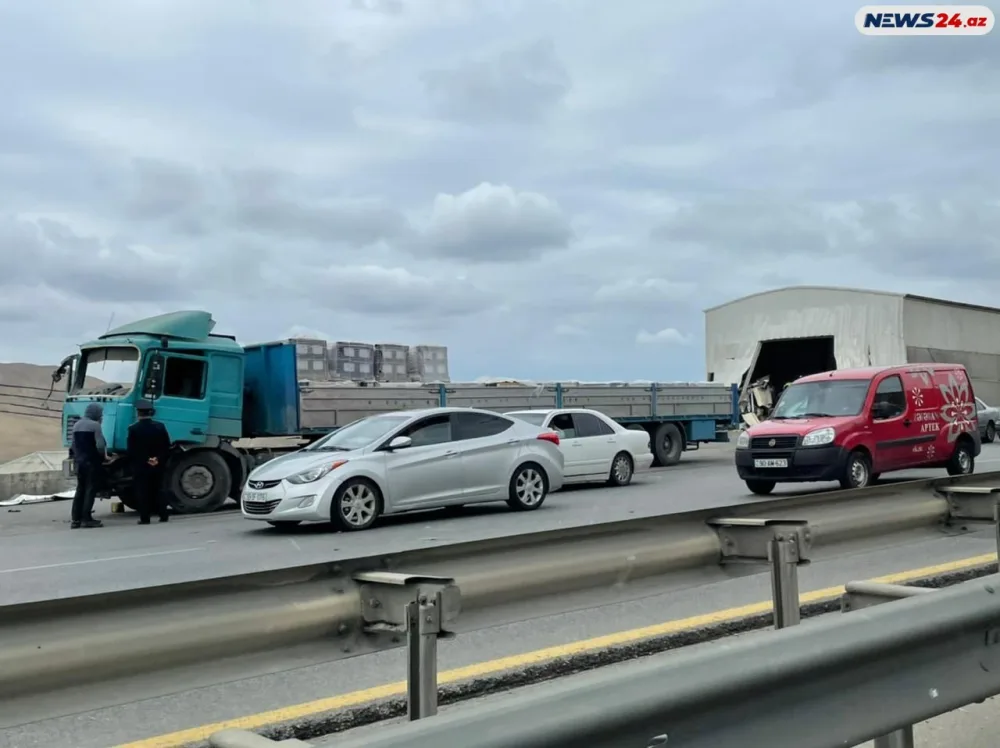 Badamdarda "KamAZ" avtoyuma məntəqəsinə çırpıldı - FOTO/VİDEO