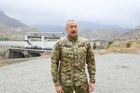 İlham Əliyev Suqovuşanda Azərbaycan bayrağını ucaltdı