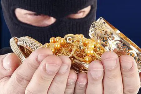 Bakıda evdən 4 min manatlıq qızıl oğurlandı