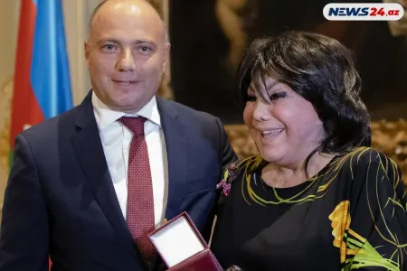 Flora Kərimova naziri belə öpdü - VİDEO