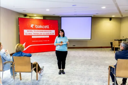 Bakcell jurnalistləri mobil telekommunikasiya sahəsinin son trend və yenilikləri ilə tanış etdi - Fotolar - Video
