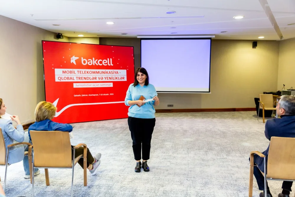 Bakcell jurnalistləri mobil telekommunikasiya sahəsinin son trend və yenilikləri ilə tanış etdi - Fotolar - Video