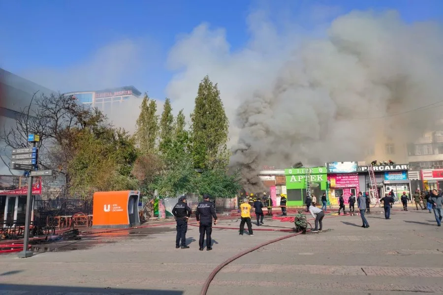 Nərimanovda yerləşən “Metro City” mağazasında DƏHŞƏTLİ YANĞIN - FOTOLAR