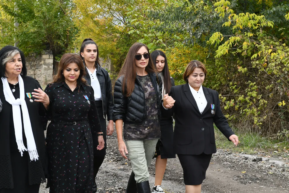 Prezident və birinci xanım Zəngilan ictimaiyyətinin nümayəndələri ilə görüşdülər - FOTOLAR