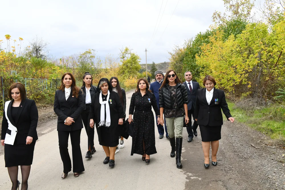 Prezident və birinci xanım Zəngilan ictimaiyyətinin nümayəndələri ilə görüşdülər - FOTOLAR