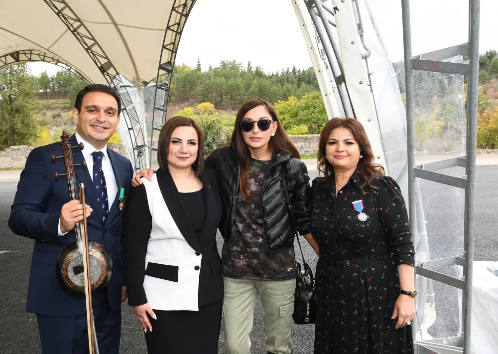 Prezident və birinci xanım Zəngilan ictimaiyyətinin nümayəndələri ilə görüşdülər - FOTOLAR