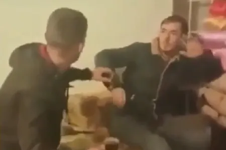 Azərbaycanda kişi arvadını başqası ilə tutdu: - “Beş min manat verirəm, get...” - VİDEO