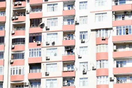 Bakı sakinləri eyvanlarından Prezident və xanımını salamlayıblar - FOTO