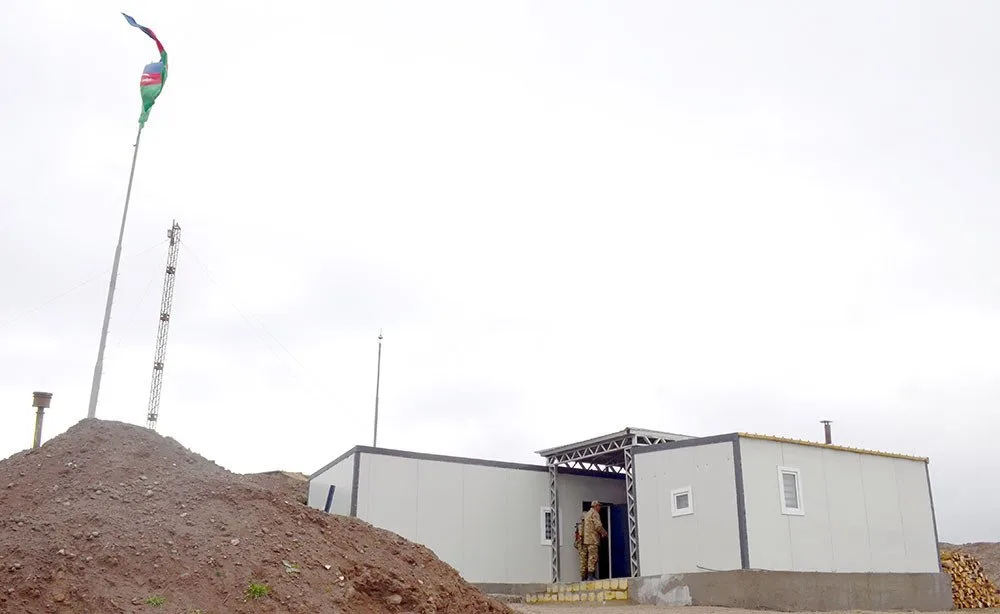 Müdafiə naziri Kəlbəcər və Laçında döyüş mövqelərində - VİDEO