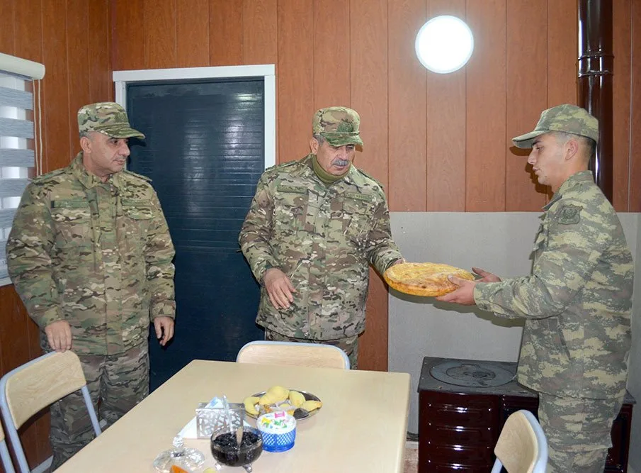 Müdafiə naziri Kəlbəcər və Laçında döyüş mövqelərində - VİDEO