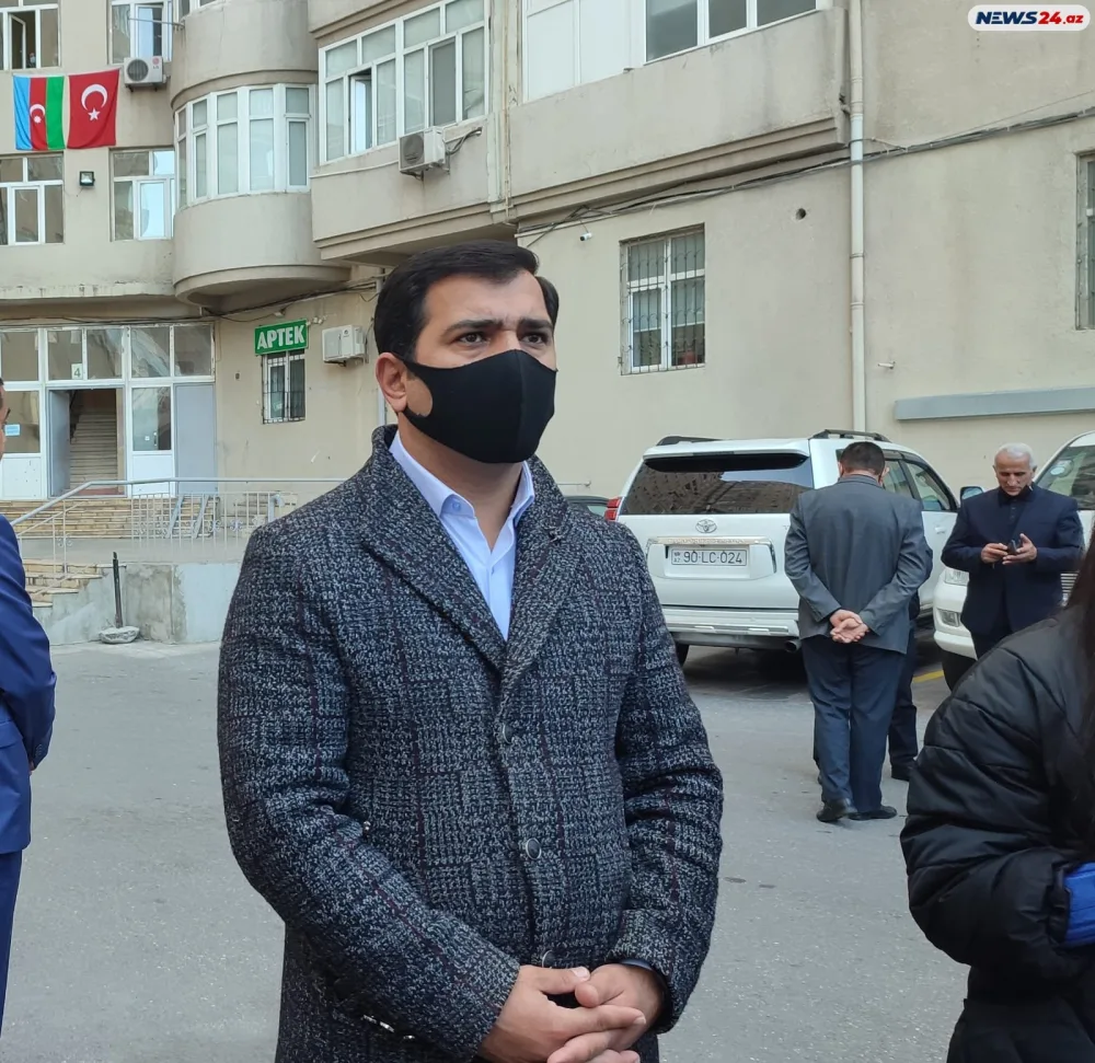 Sənət yoldaşları Canəli Əkbərovla vidalaşırlar- - FOTOLAR