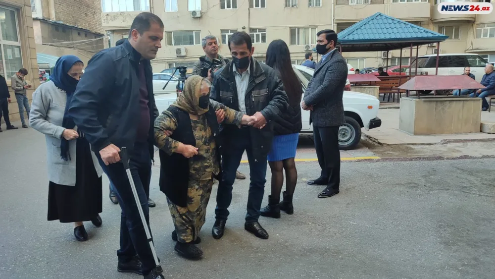 Sənət yoldaşları Canəli Əkbərovla vidalaşırlar- - FOTOLAR