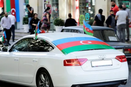 Bakıda maşınlara vurulan bayraq sökülür- - ViDEO