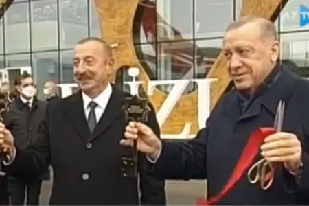 Prezidentlərə Qarabağın simvolik açarları təqdim olundu