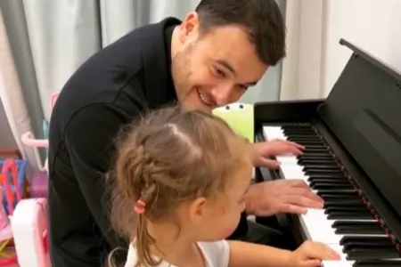 Emin qızı ilə pianoda belə ifa etdi - VİDEO
