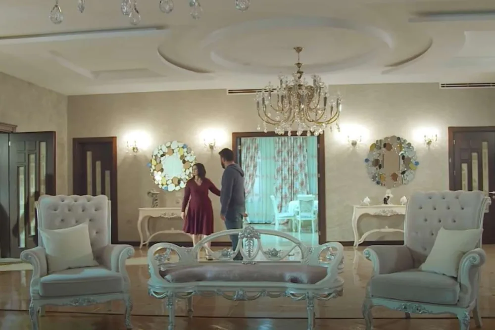 Manaf milyonluq villasını serial üçün icarəyə verdi