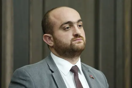 Ermənistanda yüksək vəzifəli şəxs - İSTEFA VERDİ