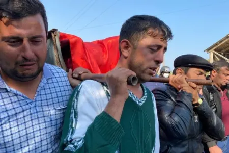 Bərdə terrorunda həlak olan Aysunun atası: - "Məktəbli geyimləri məzarının üstündədir" - VİDEO