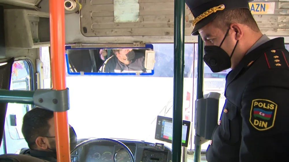 Polis maskasız sürücü və sərnişinləri - AVTOBUSDAN DÜŞÜRDÜ - Video/Foto