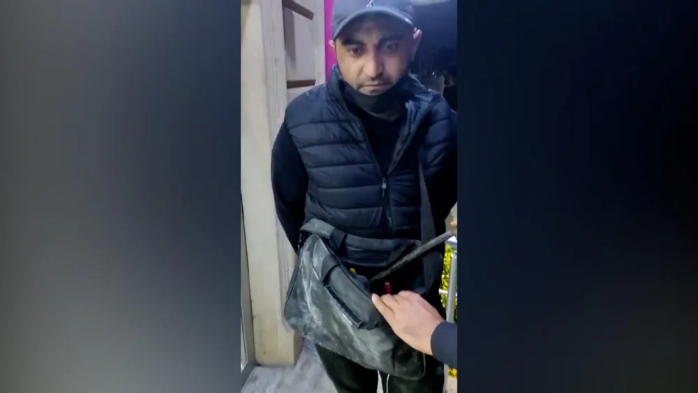Bakıda ticarət mərkəzindən oğurluq edən şəxs - SAXLANILDI - VİDEO/FOTO