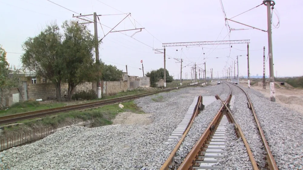 Bu şəxs dəmir yolu xəttinin borularını oğurladı - Video/Foto