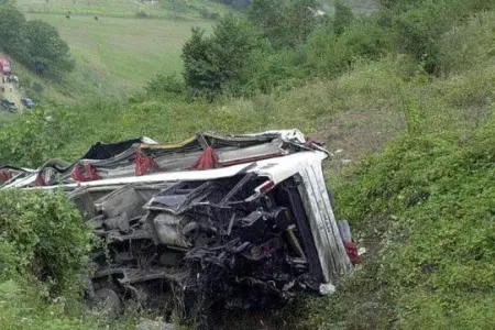 Pakistanda avtobus qəzaya uğradı - Çox sayda sərnişin öldü
