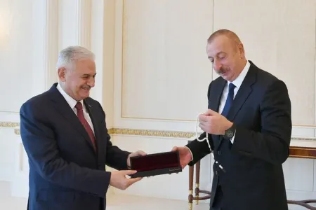Binəli Yıldırım İlham Əliyevə təsbeh hədiyyə edib