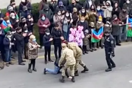 Zəfər yürüşündə Vətən Müharibəsi qazisinin qarşısında diz çöküb ağladı - Video