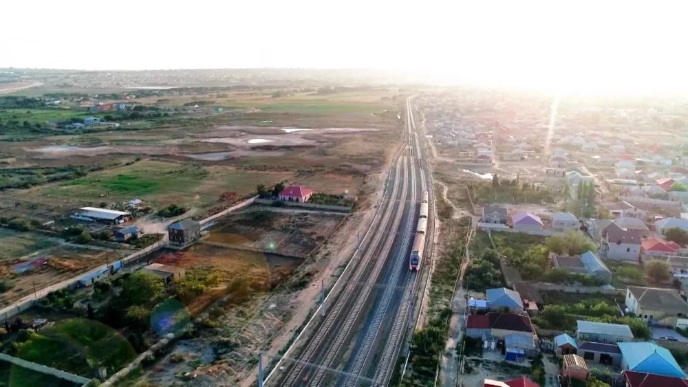 Bakı-Sumqayıt qatarının şüşələrini sındıran azyaşlılar - SAXLANILDI - VİDEO/FOTO