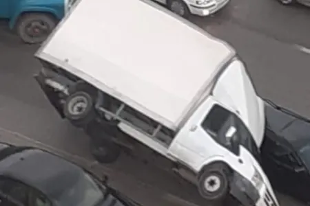Bakıda güclü külək yük maşınını belə aşırdı – - VİDEO